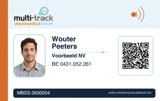 Voorbeeld van een gepersonaliseerde Multi-Track-badge met NFC-symbool, QR-code en foto
